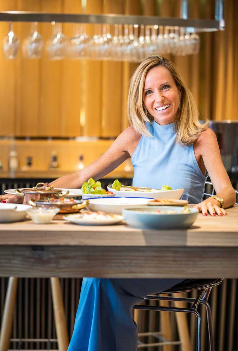 O treinador está sorrindo enquanto está sentado.